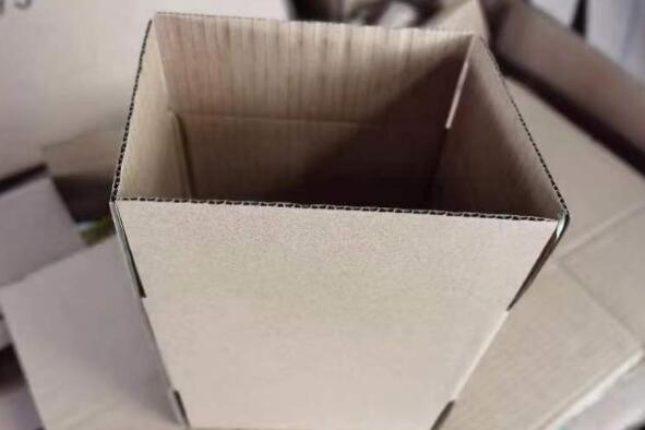 南京包装纸箱生产厂家根据客户需要定制不同尺寸瓦楞纸箱(图1)